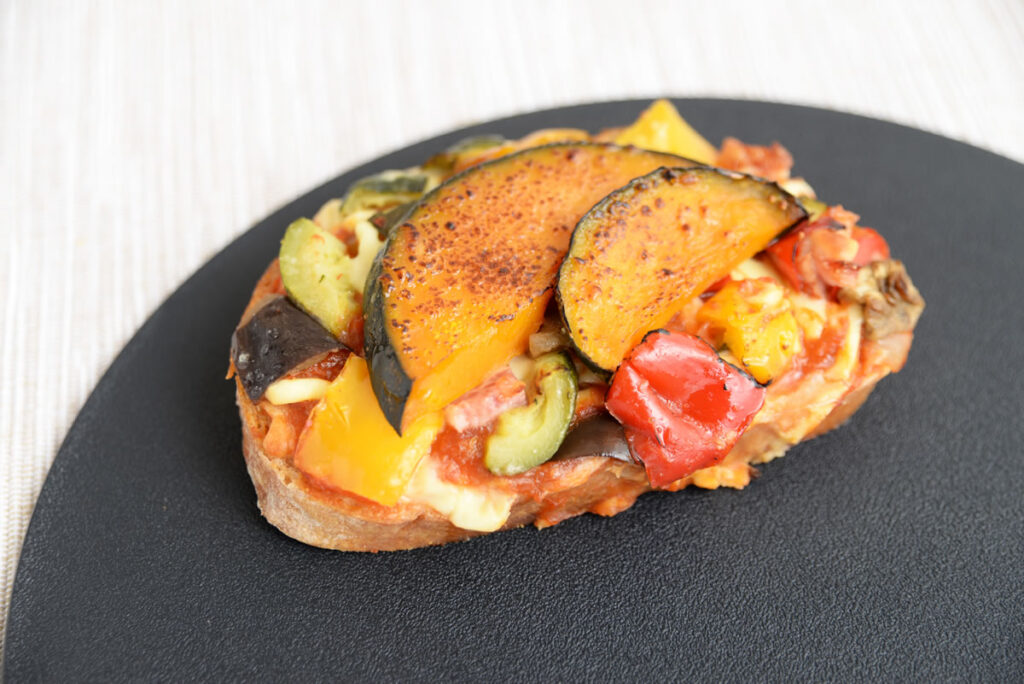 くんちゃまベーコンと4種野菜のタルティーヌ（季節により野菜変更有）