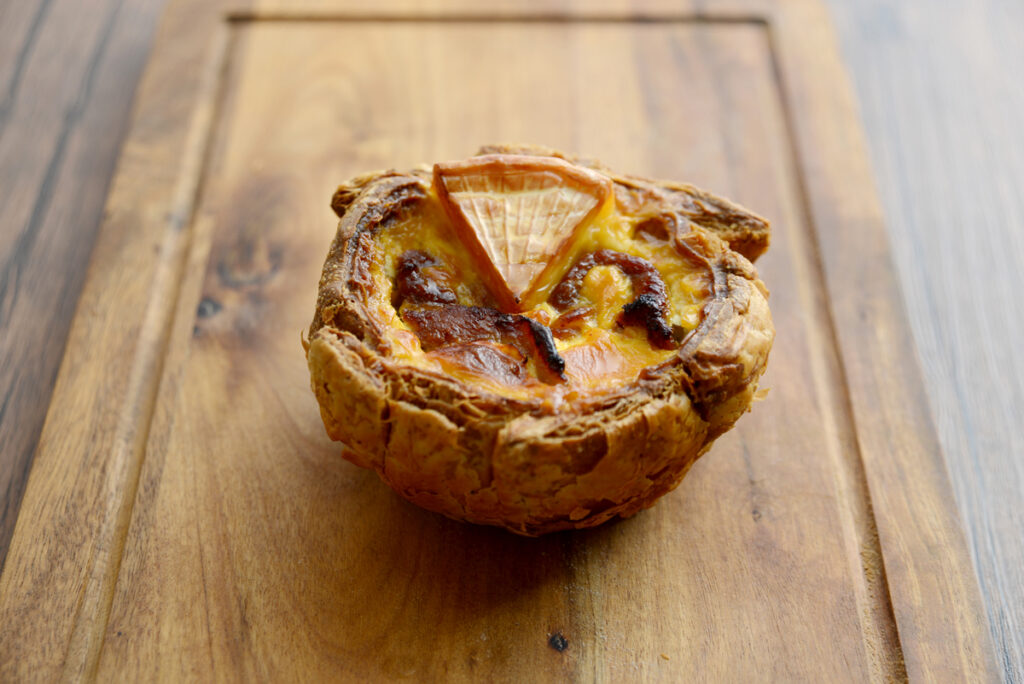 自家製どろダレ豚とカマンベールのバキバキッシュ