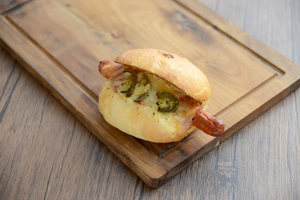 うま辛チョリソーのサルサドッグ