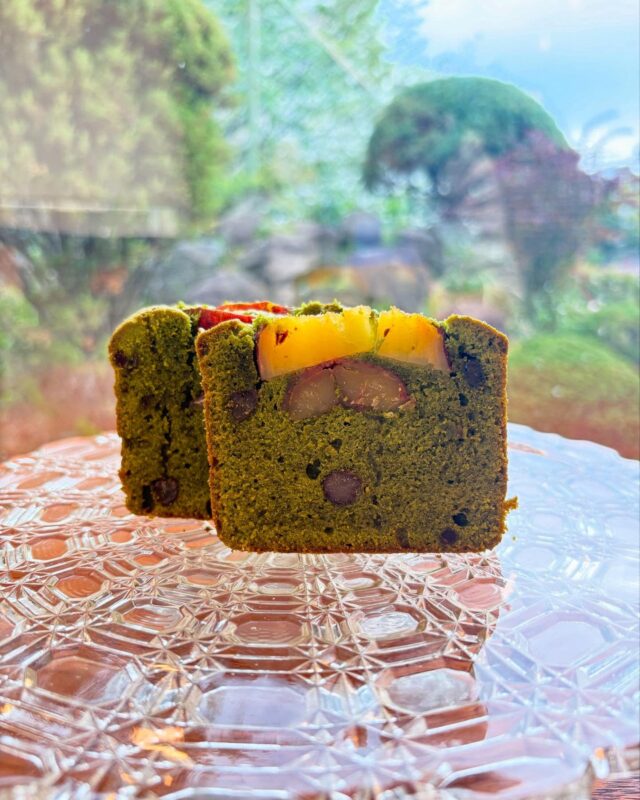 .
【自家製焼き芋と福寿栗のパウンドケーキ】

国産の抹茶を練り込んだ生地に
うぐいす豆、かのこ豆、
熊本県産の福寿栗を合わせています。

オーブンでじっくり焼き上げた
自家製の焼き芋をトッピングしています。

冷蔵で2〜3日お日持ちするので
ちょっとした手土産などに
いかがでしょうか🫶

#panevolare #パネヴォラーレ #北摂パン屋 #北摂グルメ #豊中市パン屋 #豊中市グルメ #大阪グルメ #大阪パン屋