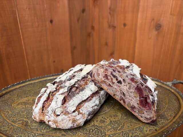 .
【メランジェ・フリュイ・ルージュ】

ルヴァン生地に
クランベリー、くるみ、マカダミアナッツ
新たに　自家製ドライイチゴの赤ワイン煮
が追加されリニューアル販売しております🍓

ドライイチゴが入り
甘酸っぱさが増し増しと
なっております　🌞

ぜひ一度ご賞味くださいませ。

#panevolare #パネヴォラーレ #北摂グルメ
#北摂パン屋 #豊中市グルメ #豊中市パン屋
#大阪グルメ #大阪パン屋 #北摂ランチ #豊中市ランチ #大阪ランチ