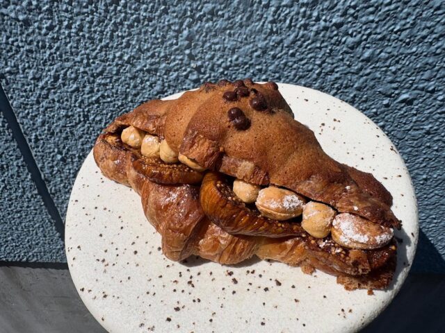 .
【生チョコ・イチヂク】

クロワッサンに
チョコクリームと
カシューナッツ、ヘーゼルナッツ
自家製イチヂクの赤ワイン煮
をサンドし、自家製チョコダマンド
を上に絞り焼き上げています🔥

生チョコ・バナナから
イチヂクへとフルーツが変わり
販売しております🫶

またバナナに戻るかも、、？
戻らないかも、、？　ですので
見かけた際にぜひ
お手に取って頂けたらと思います🕊️

#panevolare #パネヴォラーレ #北摂グルメ
#北摂パン屋 #豊中市グルメ #豊中市パン屋
#大阪グルメ #大阪パン屋 #北摂ランチ #豊中市ランチ #大阪ランチ