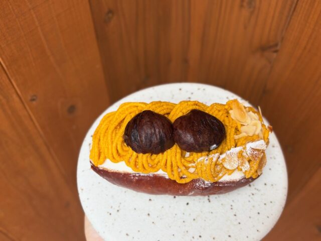 .
【かぼちゃのトロペッツォ】

ブリオッシュの生地に
自家製カスタードクリーム、
自家製ホイップクリームを乗せ
自家製のかぼちゃクリームを
盛り付けています🎃

甘さ控えめのクリームなので
甘いのが苦手な方でも
比較的食べやすいのでは
ないかな〜と思います🪐

秋〜冬限定？となりますで
見かけた際にぜひご賞味下さいませ🕊️

#panevolare #パネヴォラーレ #北摂グルメ
#北摂パン屋 #豊中市グルメ #豊中市パン屋
#大阪グルメ #大阪パン屋 #北摂ランチ #豊中市ランチ #大阪ランチ