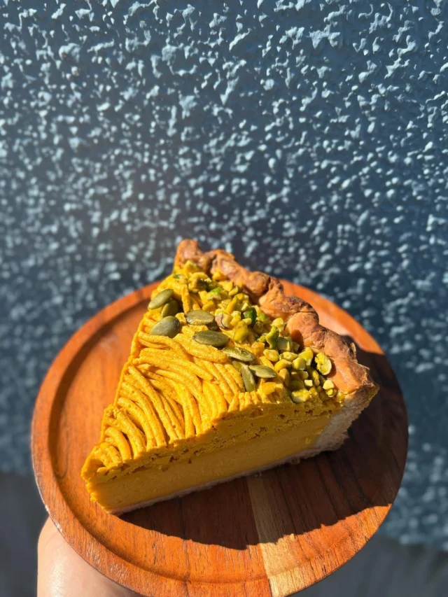 .
【かぼちゃのタルト】

自家製かぼちゃのクリームチーズを
ベースに自家製かぼちゃのクリームを
モンブランにしています。

サイドにピスタチオとかぼちゃの種を
トッピングしております🎃

去年までは、かぼちゃをトッピング
していましたが、今年から
かぼちゃのモンブランになり
人気もプチ上がっております🗽

ほんのりバターの風味香る
甘さ控えめなタルトなので、
甘いのが苦手な方でも
食べやすいタルトに仕上がっています🕊️

お見かけした際にぜひ
手に取っていただけますと嬉しいです🫶

#panevolare #パネヴォラーレ #北摂グルメ
#北摂パン屋 #豊中市グルメ #豊中市パン屋
#大阪グルメ #大阪パン屋 #北摂ランチ #豊中市ランチ #大阪ランチ