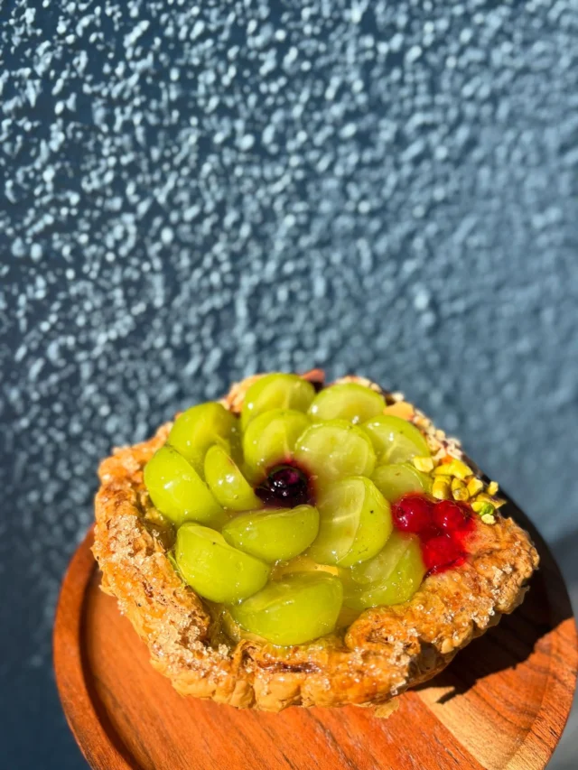 .
【シャインマスカットのバキバキタルト】

バキバキの生地に
旬のシャインマスカットを
ふんだんに盛り付けています。

中には
自家製アーモンドクリーム
自家製サワーカスタードクリームが
入っています。

ベースは甘すぎず意外と
さっぱりとしているので
ボリュームはありますが
ペロリと食べられるタルトに
なっております🍇

秋は旬なフルーツが多く
タルトが充実しております🙆‍♀️

暖かい部屋で紅茶と一緒に
召し上がるのもほっこりして
良いですね〜🍂🥮🌰

期間限定となっておりますので、
気になる方はお早めに
お買い求めくださいませ🕊️

#panevolare #パネヴォラーレ #北摂グルメ
#北摂パン屋 #豊中市グルメ #豊中市パン屋
#大阪グルメ #大阪パン屋 #北摂ランチ #豊中市ランチ #大阪ランチ