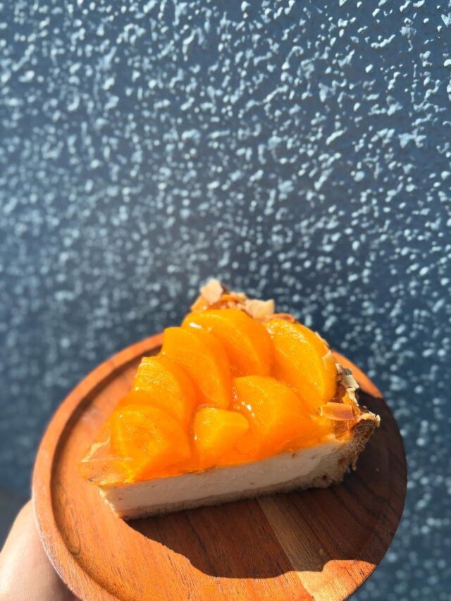 .
【柿のタルト】

自家製チーズケーキの上に
柿をふんだんに盛り付けています。

もう冬に片足突っ込んでいますが
柿が今年は豊作との事で
まだ柿のタルト販売中です🕊️

シンプルな組み合わせなので
柿好きな方にぜひお手にとって
いただけたらなあと思います(*´꒳`*)

#panevolare #パネヴォラーレ #北摂グルメ
#北摂パン屋 #豊中市グルメ #豊中市パン屋
#大阪グルメ #大阪パン屋 #北摂ランチ #豊中市ランチ #大阪ランチ