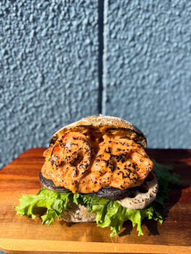 .
【自家製エビのビスクサンド】

ひじきのチャバタに
自家製エビのビスククリームソースと
プリプリのバナメイエビ、
季節の野菜を合わせてサンドしています。

現在は
紫玉ねぎのソテーと
赤カブのソテー、ジャガイモ
がゴロッと入っています。
※野菜は日によって変更がございます。

ビスクの風味がふわっと香り
匂いも楽しめるサンドに
仕上がっております🦐🦐

販売のスタッフさんも
リピート買いしてくれていたほど
おすすめとの事です🫶

ぜひ一度ご賞味くださいませ🗽

#panevolare #パネヴォラーレ #北摂グルメ
#北摂パン屋 #豊中市グルメ #豊中市パン屋
#大阪グルメ #大阪パン屋 #北摂ランチ #豊中市ランチ #大阪ランチ