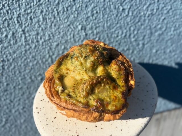 .
【自家製バジルクリームソースのグラタンキッシュ】

ホタテ、じゃがいも、玉ねぎ、
くんちゃまベーコン、マカロニ、ブロッコリーと
自家製バジルクリームソースを合わせ
焼き上げています。

ゴロゴロと具沢山かつ
バジルクリームソースが
体を温めてくれること間違え無しです👌
（キッシュなどは特にお召し上がり頂く前に
リベイクする事をおすすめいたします🔥）

他にも季節限定のキッシュなども
ございますのでぜひ寒いこの時期に
お召し上がりいただけたらと思います🗽

#panevolare #パネヴォラーレ #北摂グルメ
#北摂パン屋 #豊中市グルメ #豊中市パン屋
#大阪グルメ #大阪パン屋 #北摂ランチ #豊中市ランチ #大阪ランチ