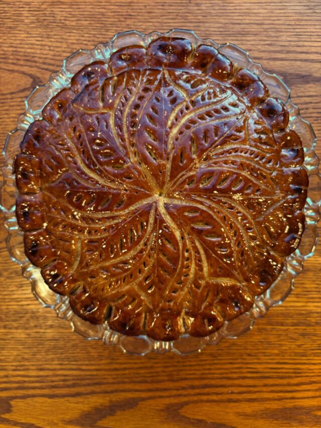 【ガレット・デ・ロワ】

あけましておめでとうございます。
本年もよろしくお願い致します🎍

毎年恒例ですが⁡1月限定で ⁡
⁡ガレット・デ・ロワを⁡販売致します ‎‪👑
⁡⁡
⁡⁡⁡
⁡⁡
ザクザクのパイ生地の中に
⁡たっぷり入ったアーモンドクリーム
のみのシンプルな組み合わせです。
甘さ控えめで食べやすい⁡⁡⁡
⁡ガレットに仕上がっております 𓂃𓈒𓂂𓏸⁡
⁡⁡
⁡⁡
⁡ホール のみご予約承っております。⁡
⁡販売金額 3,500円＋税 で販売です。⁡
⁡ホールで購入の際、箱と袋付きでお渡しです。⁡
⁡⁡
⁡フェーブと王冠 もご用意ございまして⁡
300円＋税 で⁡販売しておりますので、⁡
ご希望の方はお声かけ下さいませ。
（フェーブのみ　200円+税　
　王冠のみ　　　100円+税）
⁡
⁡⁡⁡
⁡ご予約は
⁡インスタグラムのDM、もしくは
⁡店頭、または1月17日以降の営業日に
お電話(06-6152-6660)⁡で⁡の
⁡ご予約承っておりますので、⁡
⁡ご連絡お待ちしております。
⁡
⁡⁡
⁡⁡
⁡ご予約以外でも⁡数量限定となってしまいますが
店頭販売分(カット販売もあります。)も
⁡ご用意ございますので、⁡
⁡お試し頂けたらと思います。

基本的にフェーブは直接お渡しと
なっておりますので、中に入れて欲しい
という方はお早めにお伝え下さいますと幸いです。
（フェーブ入りの場合4日前までにご予約を
お願い致します。）
今回17日と18日はフェーブ入りでのお渡しは
ご対応致しかねます、ご了承くださいませ。

本年は1月17日からの営業となっております。
皆様のご来店お待ちしております🌞

#panevolare #パネヴォラーレ #北摂グルメ
#北摂パン屋 #豊中市グルメ