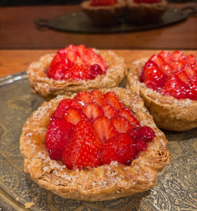 .
【いちごのタルト】
⁡
⁡
先日 City Lifeさんに
掲載していただきました
いちごのタルト(タルトフレーズから改名しました)
今がめちゃめちゃ旬らしい 
【あまおう】を使用しております。
⁡

毎年定番で出している
こちらのいちごのタルトですが
待ってましたのお声が多く
人気の商品となっております˚‧ 𓆸
⁡
⁡
ほかの品種の時もありますが
あまおう は 断面が赤いところが
より食欲を掻き立てる気がします、、🍓🍓
⁡
⁡
お見かけした際はぜひ
ご賞味下さいませ⚆⚆ ˊ˗
⁡
⁡
#panevolare  #パネヴォラーレ  #citylife  #豊中市グルメ  #北摂グルメ